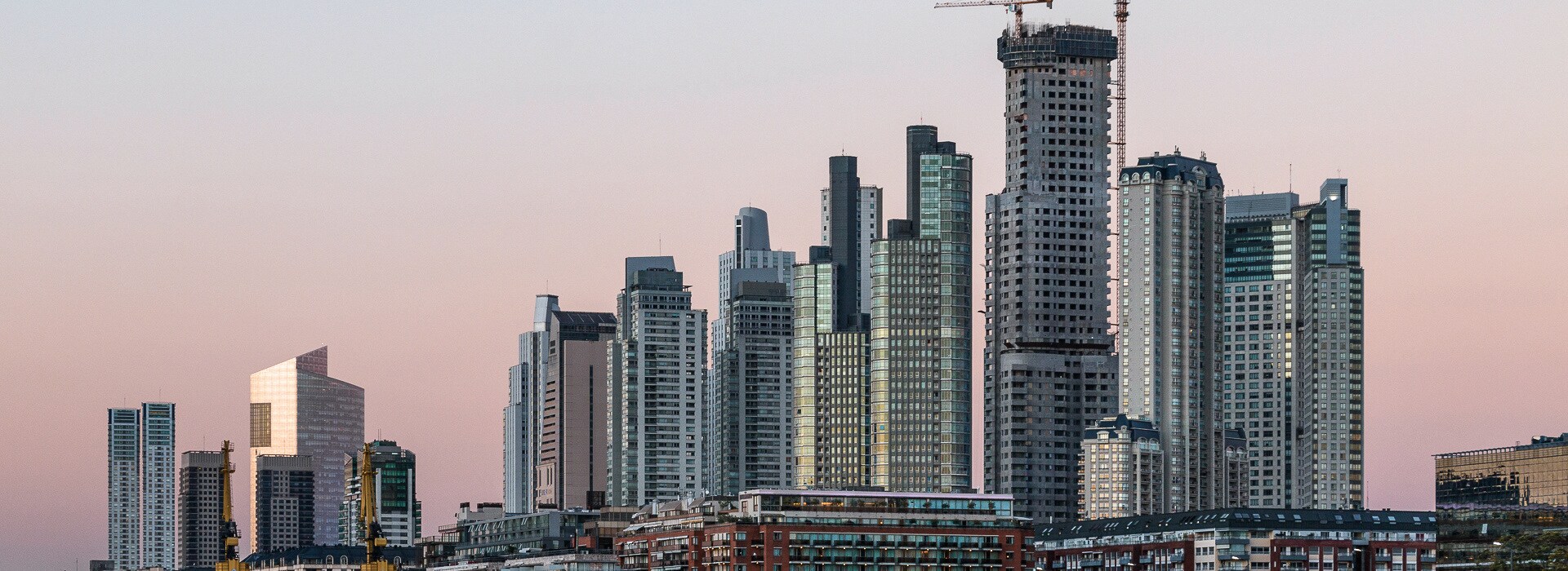Im Alvear Tower in Buenos Aires, Argentinien, bewegen Wilo Druckerhöhungsanlagen Wasser auf 235 Metern Höhe. im-alvear-tower-in-buenos-aires-argentinien-bewegen-wilo-druckerhoehungsanlagen-wasser-auf-235-metern-hoehe