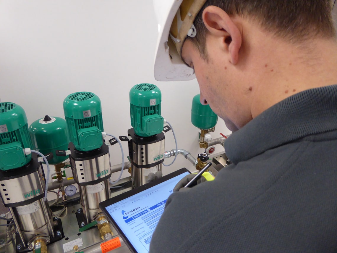 Un technicien de Services Wilo pendant une opération de maintenance