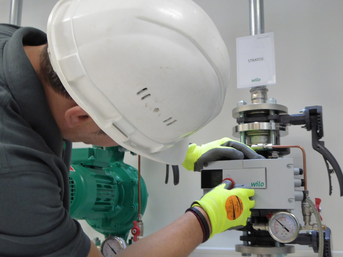 Technicien intervenant sur une mise en service