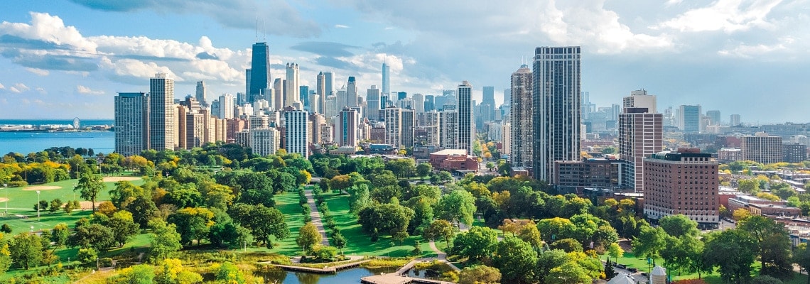 Vue aérienne du lac Michigan et des gratte-ciel du centre-ville de Chicago depuis le parc Lincoln, Illinois, États-Unis