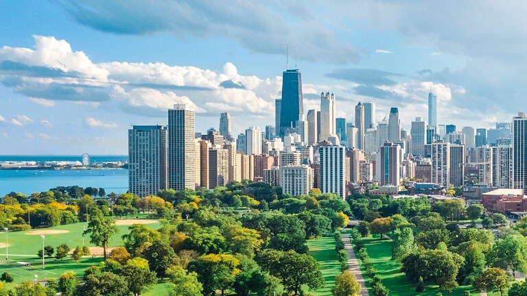 Chicago skyline luchtfoto drone uitzicht van bovenaf, Michiganmeer en de stad Chicago centrum wolkenkrabbers stadsgezicht van Lincoln park, Illinois, Verenigde Staten