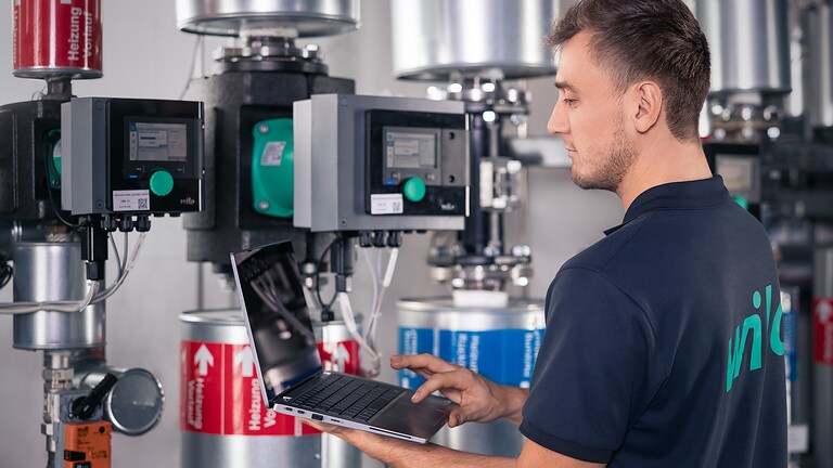 Technician performing system monitoring with the Wilo monitor