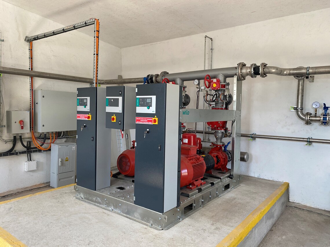 Zestaw pompowy do podnoszenia ciśnienia w instalacjach przeciwpożarowych SiFire-EN w Zakładzie Przetwórstwa Drzewnego w Świerczynie