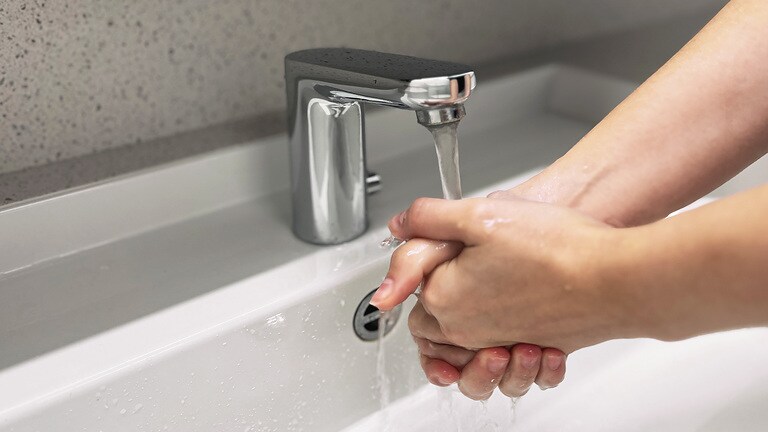Hand washing at the washbasin – water supply and pressure boosting