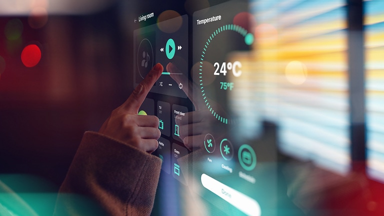 Nahaufnahme einer weiblichen Hand, die den digitalen Bildschirm berührt, um Smart-Home-Geräte zu steuer Anschluss an die Zukunftskonzepte. Smart-Home-Technik. Smartes Wohnen. Lifestyle und Technik.
