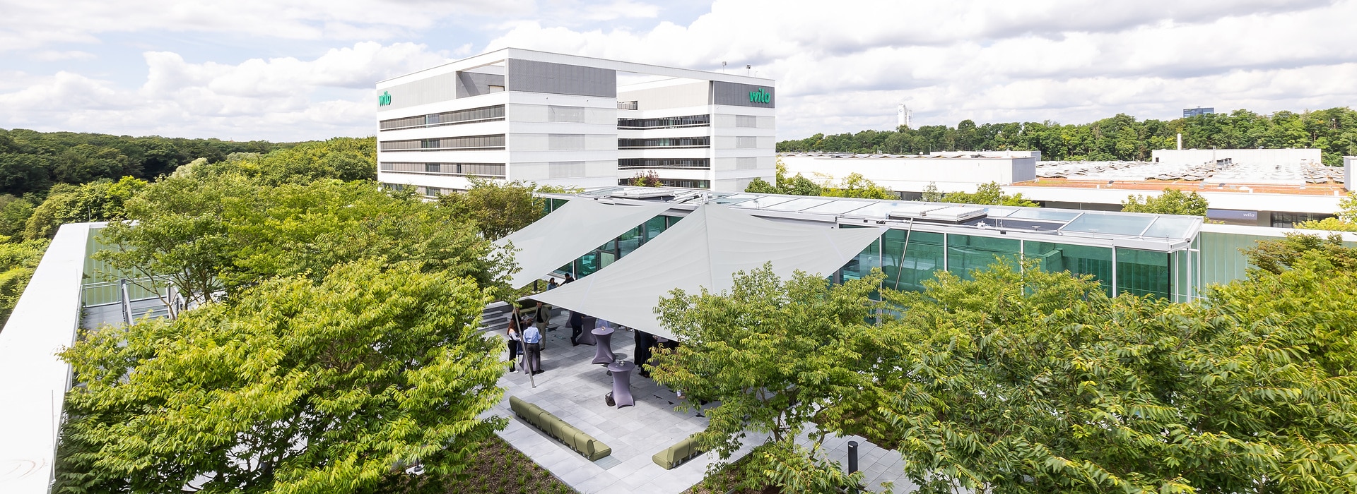 Der Blick auf den Pioneer Cube des Wiloparks und die Dachterasse des Networking Cubes der-blick-auf-den-pioneer-cube-des-wiloparks-und-die-dachterasse-des-networking-cubes