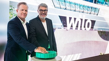 CEO und Präsident der Wilo Gruppe Oliver Hermes, gemeinsam mit Oberbürgermeister der Stadt Dortmund Thomas Westphal bei der Eröffnung des Networking Cubes auf dem Wilopark 2024 ceo-und-praesident-der-wilo-gruppe-oliver-hermes-gemeinsam-mit-oberbuergermeister-der-stadt-dortmund-thomas-westphal-bei-der-eroeffnung-des-networking-cubes-auf-dem-wilopark-2024