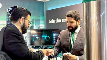 Ein Wilo Mitarbeiter auf der World Future Energy Summit in Abu Dhabi 2024 ein-wilo-mitarbeiter-auf-der-world-future-energy-summit-in-abu-dhabi-2024