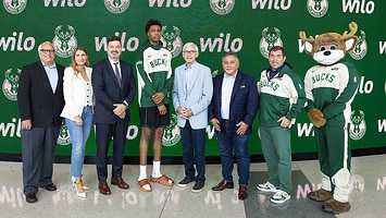 Vertreter von Wilo Americas zusammen mit den Milwaukee Bucks bei der Unterzeichnung der ersten globalen Nachhaltigkeitspartnerschaft der NBA 2024 vertreter-von-wilo-americas-zusammen-mit-den-milwaukee-bucks-bei-der-unterzeichnung-der-ersten-globalen-nachhaltigkeitspartnerschaft-der-nba-2024