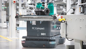 Ein autonom fahrender Transporttisch in der Fabrik des Jahres, der Wilo Smart Factory, 2024 ein-autonom-fahrender-transporttisch-in-der-fabrik-des-jahres-der-wilo-smart-factory-2024