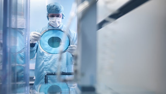 An employee in a laboratory with Wilo solutions to improve people’s quality of life an-employee-in-a-laboratory-with-wilo-solutions-to-improve-people-s-quality-of-life