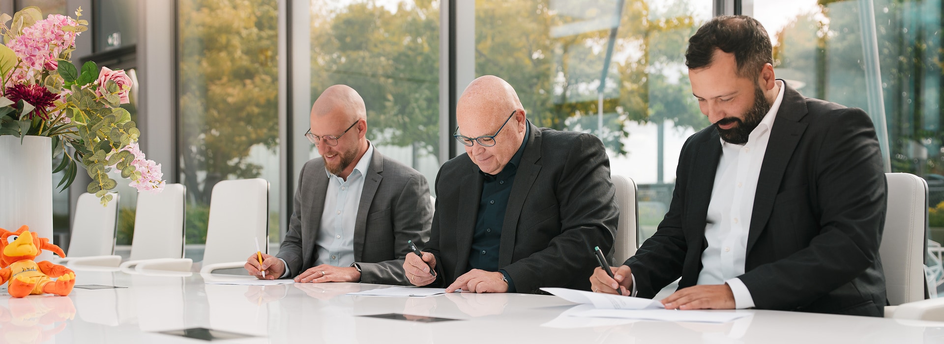 Peter Glauner (CEO & CSO, Wilo Europe), Ünal Görgün (CFO, Wilo Europe), and Martin Schmidt (Managing Director, Phoenix Hagen) mark the official launch of the new platinum partnership with their signatures. Images of the contract signing