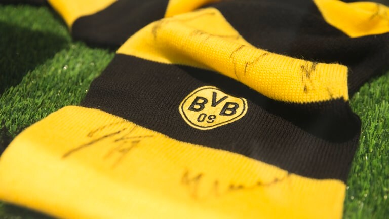 Schal mit Autogrammen von Borussia Dortmund auf der ISH 2017