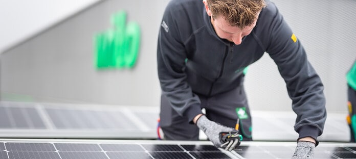 Wilo-Mitarbeiter an Photovoltaikanlage auf der Smart Factory, PV, Solaranlage