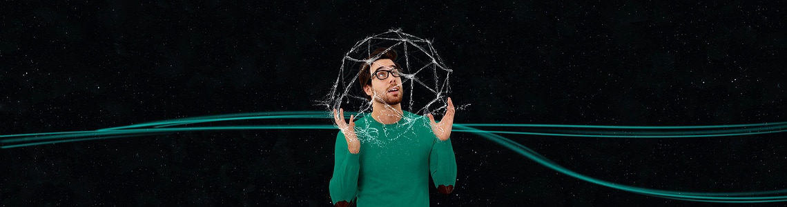 Junger Mann der nach oben schaut vor schwarzem Hintergrund