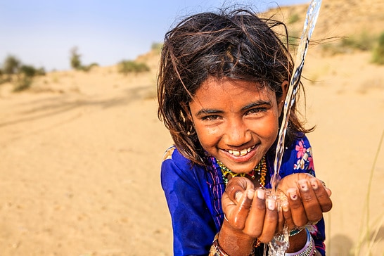 Indisches Mädchen beim Wasser trinken