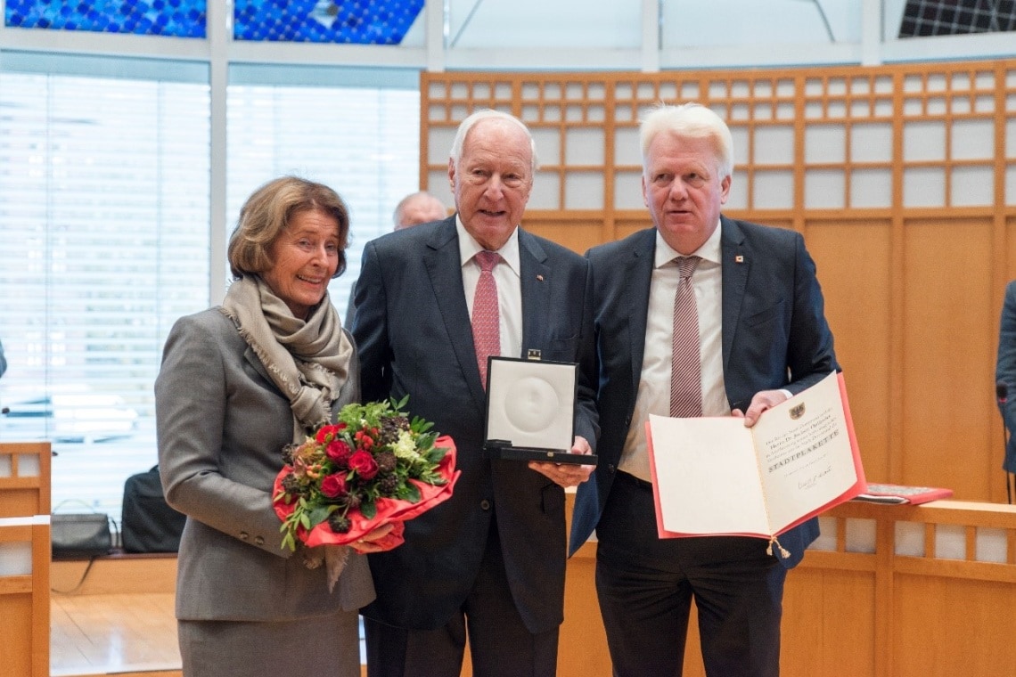 Renate Opländer, Träger der Stadtplakette Dr. Jochen Opländer und Oberbürgermeister Ullrich Sierau
