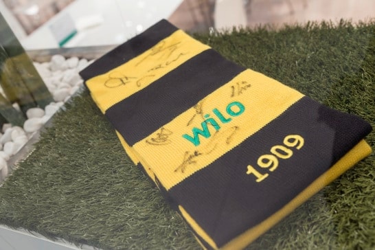 Schal mit Autogrammen von Borussia Dortmund auf der IFAT