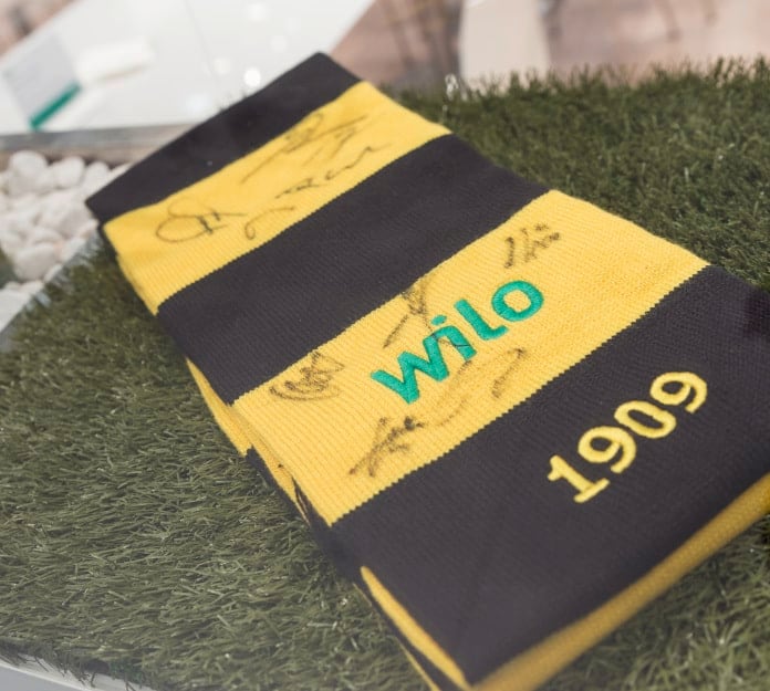 Schal mit Autogrammen von Borussia Dortmund auf der IFAT
