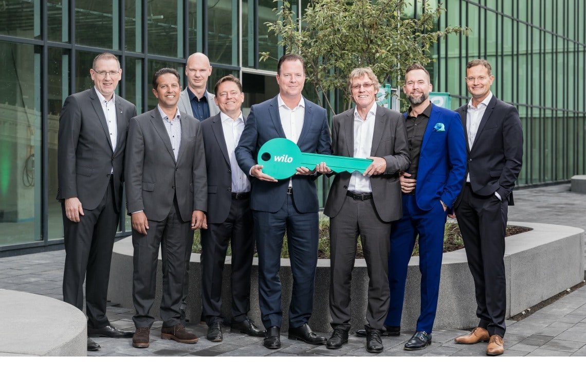 From left to right: Georg Weber (Chief Technology Officer), Dr. Mahmud Mustafa (Head of Operations), Holger Herchenhein (Senior Vice President Group Quality & Qualifications), Mathias Weyers (Chief Financial Officer), Oliver Hermes (Chairman of the Executive Board & Chief Executive Officer), Dr. Georg Fölting (Site Manager), Martin Linge-Boom (Head of Corporate Real Estate Management), Dr. Patrick Niehr (Chief Change Officer) at the handover ceremony for the Smart Factory.