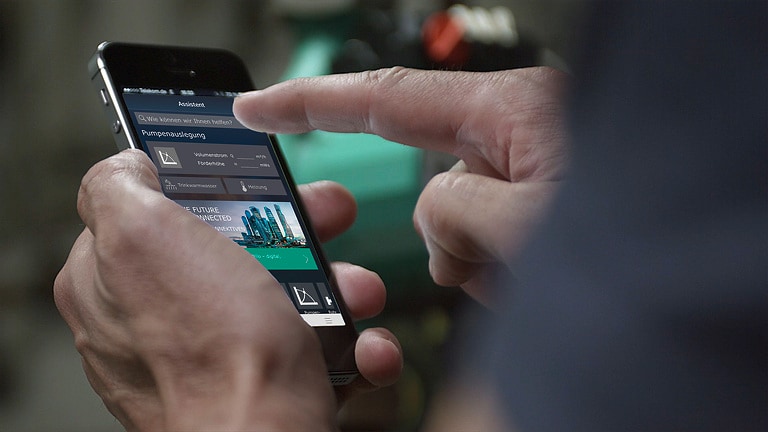 Installateur mit Wilo-Assistent App - Startseite Bereich Gebäudetechnik