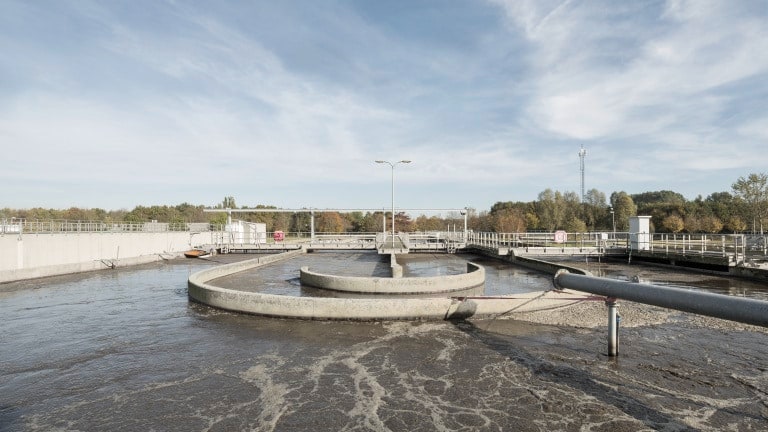 Biologische Reinigung in der Kläranlage Almere, NL, Umlaufbecken