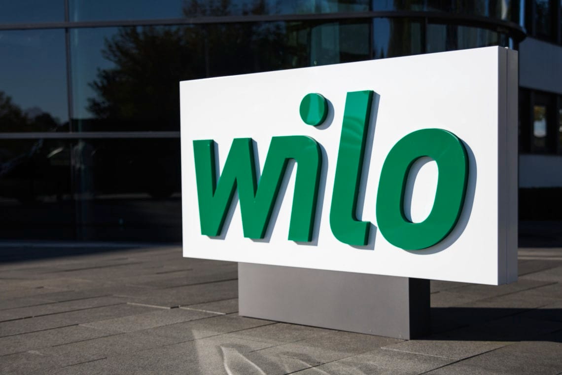 Wilo Logo vor dem Hauoteingang am Hauptsitz in Dortmund