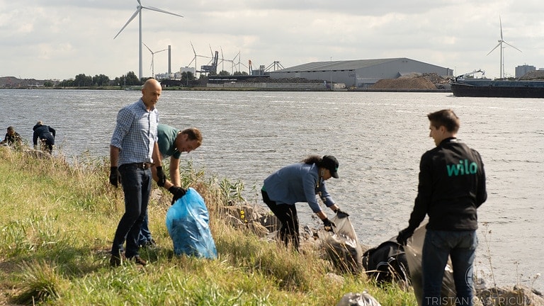 Pictures of Wilo Netherlands participating in World Cleanup Day 2021 with neighbour company FloraMedia.