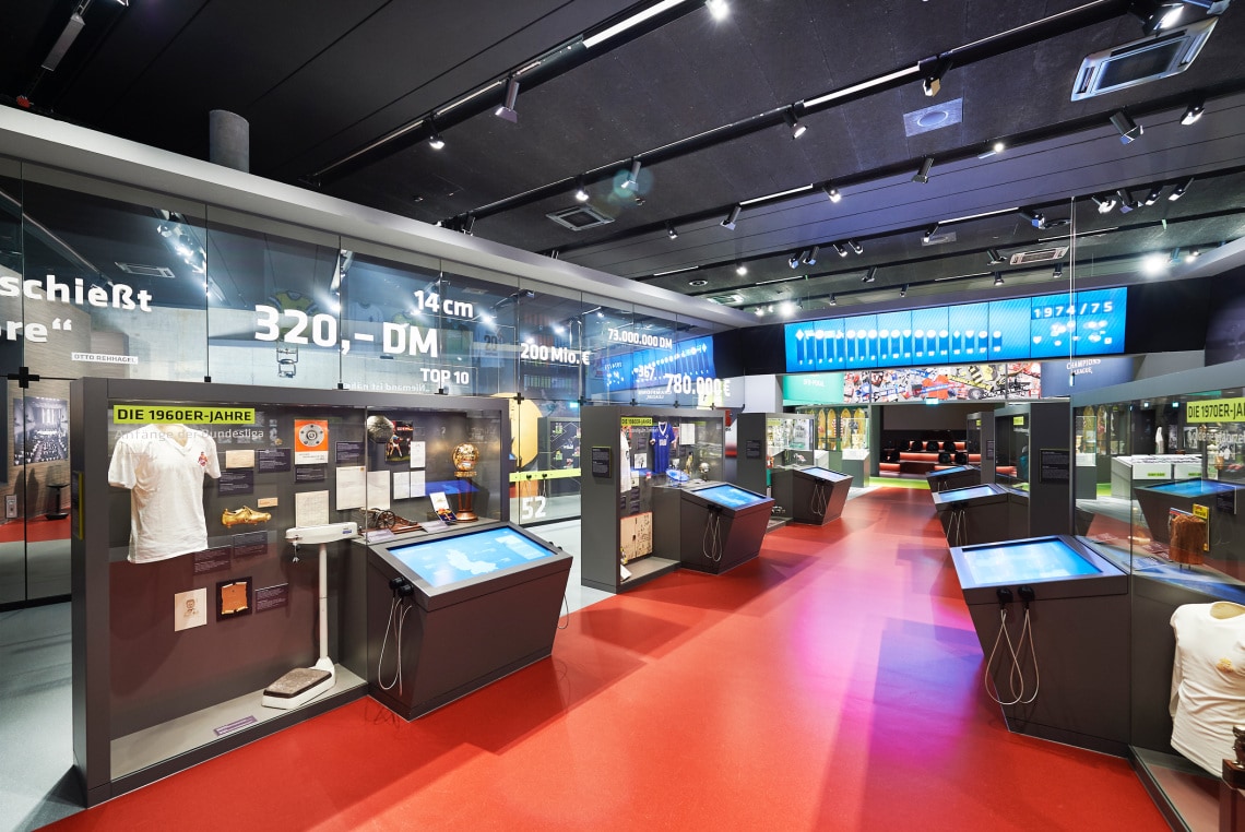 Deutsches Fußballmuseum, Dortmund - Auf der Museumsebene laden viele interessante Requisiten und Multimedia-Präsentationen zum Verweilen ein. Hier ist deshalb zusätzlich zur Luftheizung bzw. -kühlung eine Flächentemperierung eingebracht.