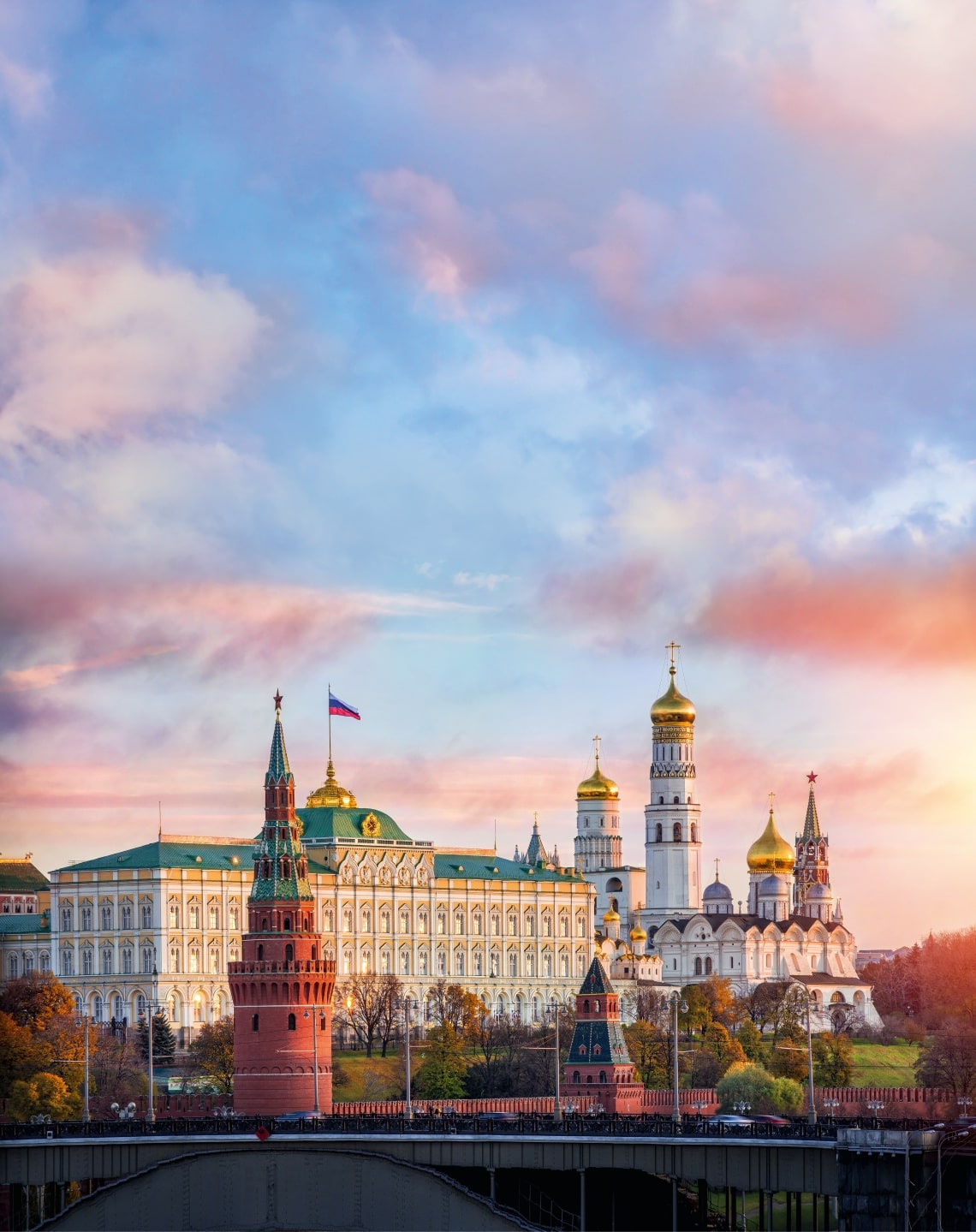Kremlin welcomes the dawn under the pink clouds