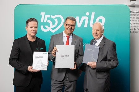 Oliver Hermes, Thomas Westphal (Mayor of the City of Dortmund) and Dr.-Ing. E.h. Jochen Opländer with the chronicles he was presented with to celebrate the 150th anniversary of the compan