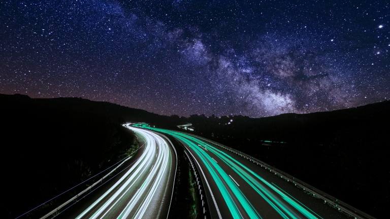 Autobahn bei Nacht unter Milchstraße