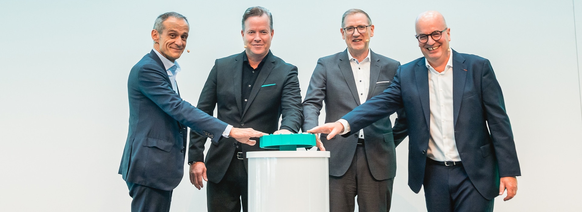 The grand opening of the H2Powerplant. In the picture from left to right: Jean-Pascal Tricoire (President & CEO of Schneider Electric), Oliver Hermes (President & CEO of the Wilo Group), Georg Weber (Chief Technology Officer of the Wilo Group) and Christophe De Maistre (DACH Zone President of Schneider Electric). Source: WILO SE