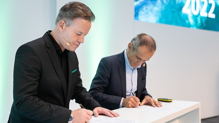 Oliver Hermes (left), President & CEO of the Wilo Group and Jean-Pascal Tricoire, President & CEO of Schneider Electric, signing the memorandum of understanding. Source: WILO SE