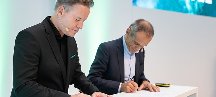 Oliver Hermes (left), President & CEO of the Wilo Group and Jean-Pascal Tricoire, President & CEO of Schneider Electric, signing the memorandum of understanding. Source: WILO SE