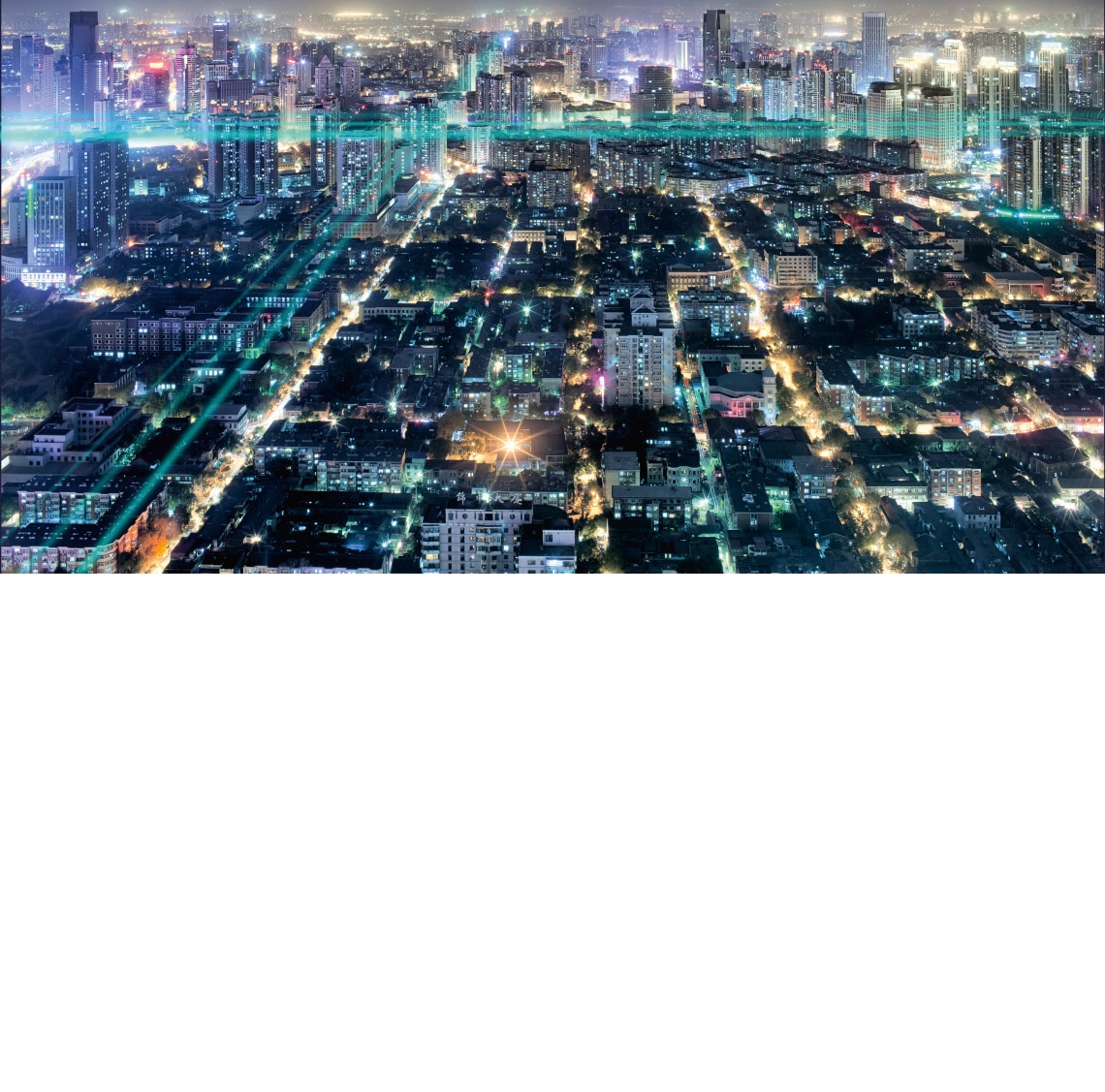 Skyline einer Stadt bei Nacht