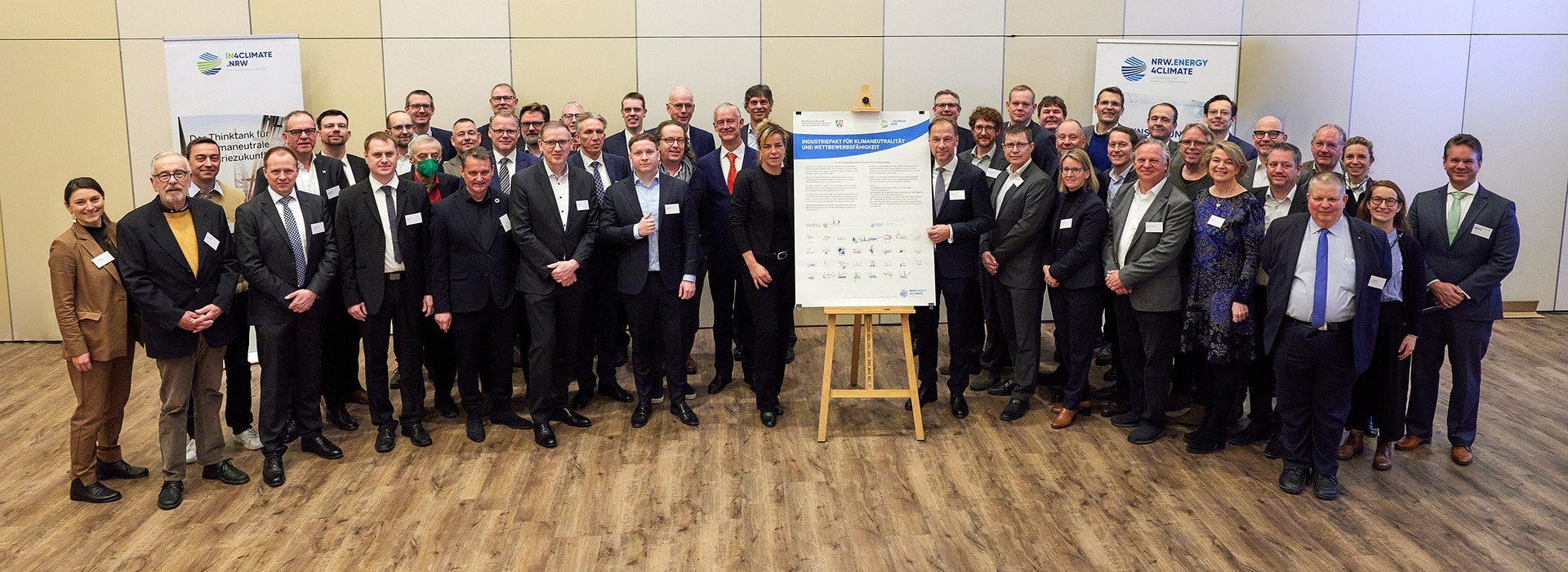 On 15 December 2022 high-ranking representatives from business and politics signed the Industrial pact for North Rhine-Westphalia (NRW). The agreement aims to transform NRW into Europe’s first climate-neutral industrial region by 2045 at the latest.