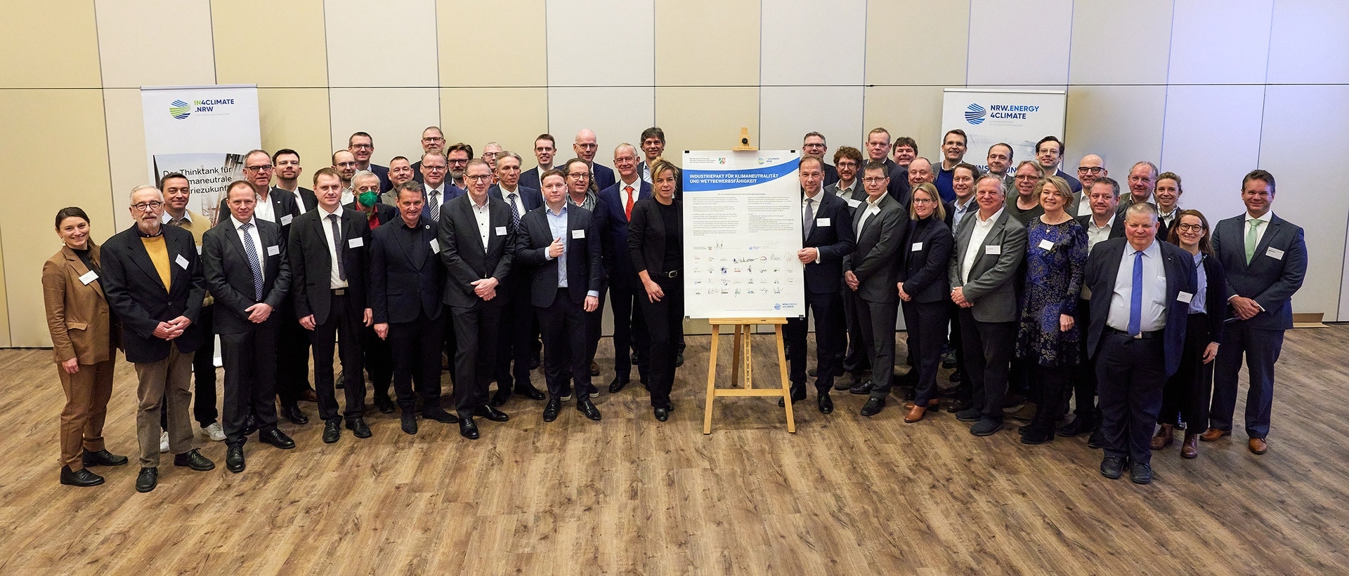 On 15 December 2022 high-ranking representatives from business and politics signed the Industrial pact for North Rhine-Westphalia (NRW). The agreement aims to transform NRW into Europe’s first climate-neutral industrial region by 2045 at the latest.