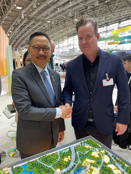 Dr. Bambang Susantono und Oliver Hermes auf der Hannover Messe