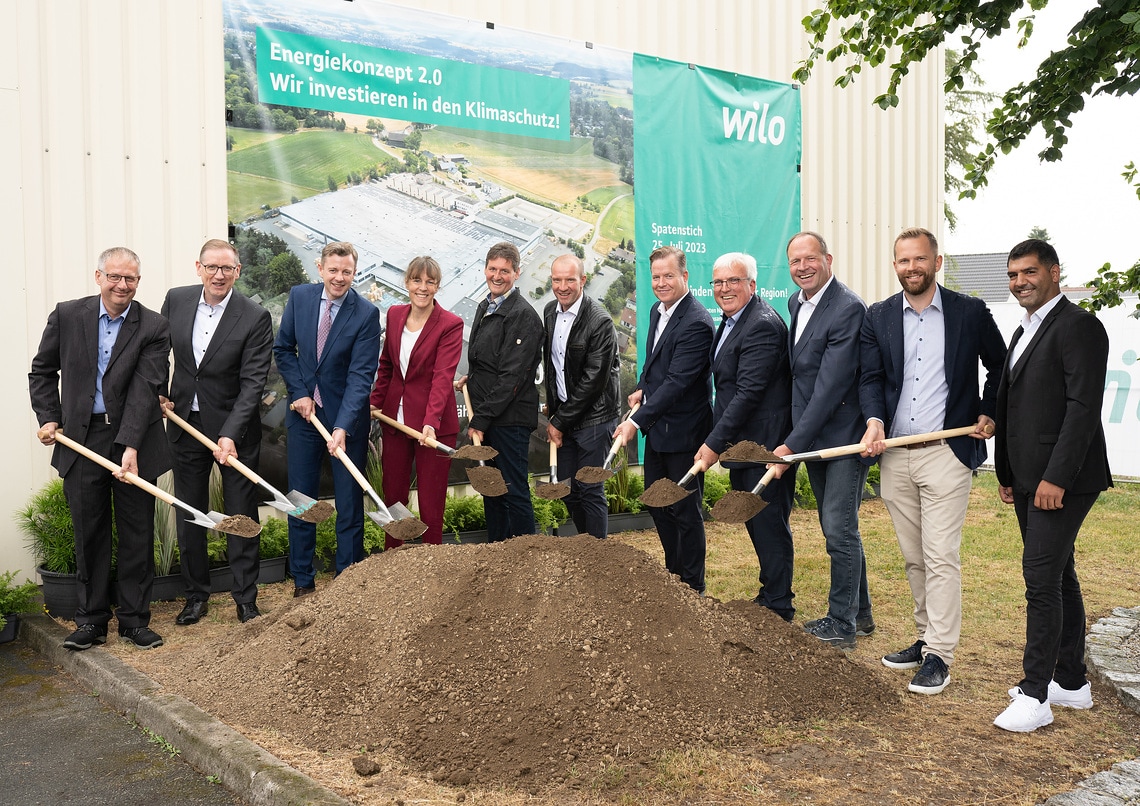 The construction of the local heating network in Hof began onTuesday with the ground-breaking ceremony – attended, among others, byGeorg Weber (Member of the Executive Board and CTO of the Wilo Group, 2ndfrom left), Oliver Hermes (President & CEO of the Wilo Group, 5th from right)and Thomas Lang (Site Manager, 4th from right).The construction of the local heating network in Hof began onTuesday with the ground-breaking ceremony – attended, among others, byGeorg Weber (Member of the Executive Board and CTO of the Wilo Group, 2ndfrom left), Oliver Hermes (President & CEO of the Wilo Group, 5th from right)and Thomas Lang (Site Manager, 4th from right).