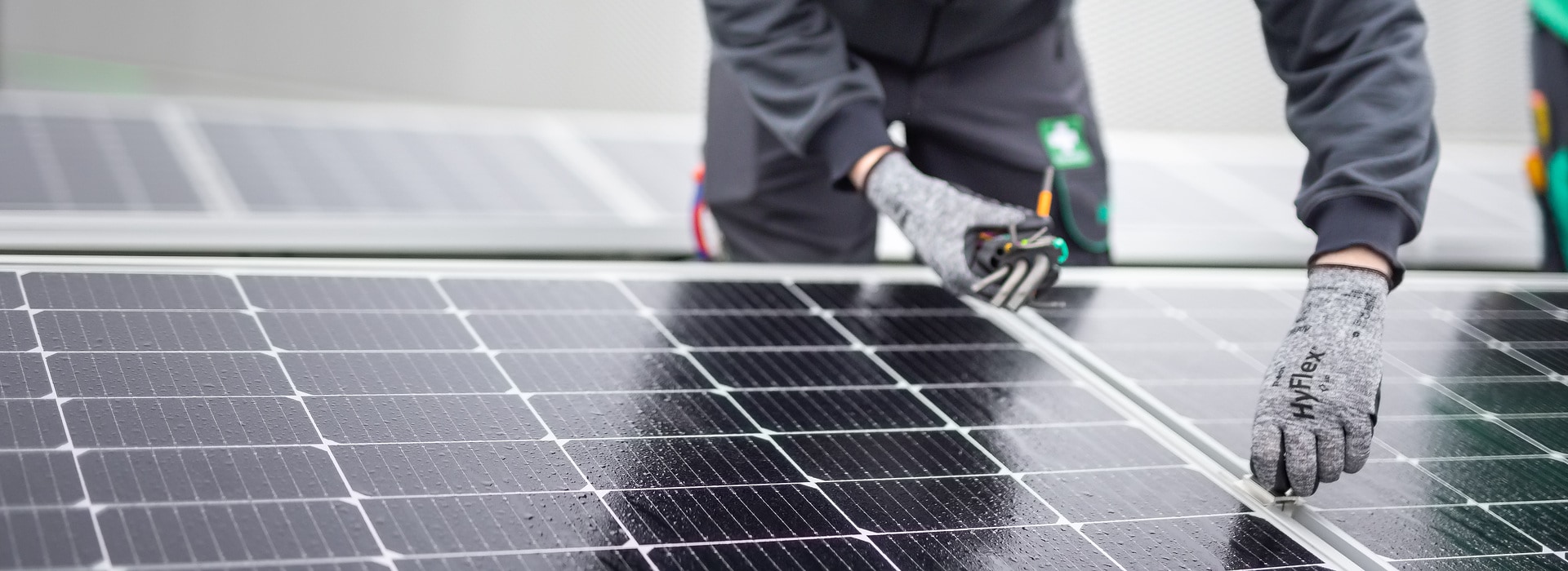 A Wilo employee at a photovoltaic system on the roof of the Smart Factory on Wilopark, the Wilo Group's headquarters in Dortmund. Wilo CEO Oliver Hermes explains: “We have, among other things, committed to reducing our absolute Scope 1 and Scope 2 emissions by 50% by 2030 and by 90% by 2050 based on figures from 2020. And we are well on our way to achieving this!” 