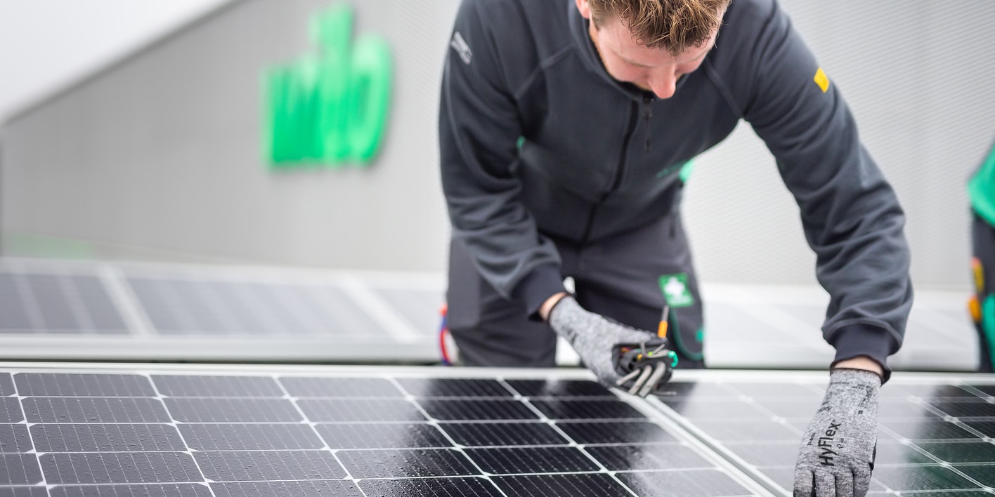 A Wilo employee at a photovoltaic system on the roof of the Smart Factory on Wilopark, the Wilo Group's headquarters in Dortmund. Wilo CEO Oliver Hermes explains: “We have, among other things, committed to reducing our absolute Scope 1 and Scope 2 emissions by 50% by 2030 and by 90% by 2050 based on figures from 2020. And we are well on our way to achieving this!” Image: WILO SE
