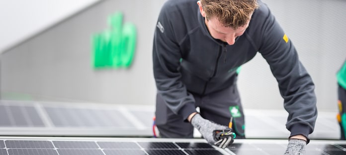 Wilo-Mitarbeiter an Photovoltaikanlage auf der Smart Factory, PV, Solaranlage