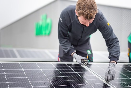 Wilo-Mitarbeiter an Photovoltaikanlage auf der Smart Factory, PV, Solaranlage