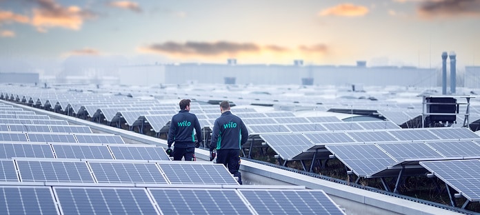 Wilo-Mitarbeiter an Photovoltaikanlage auf der Smart Factory, PV, Solaranlage
