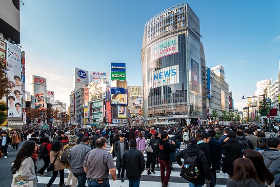Tokio, Japan, Blick auf die Shibuya-Kreuzung, eine der verkehrsreichsten Kreuzungen in Tokio und auf der ganzen Welt
