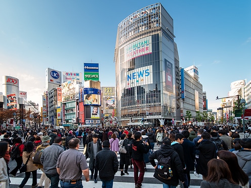 Tokio, Japan, Blick auf die Shibuya-Kreuzung, eine der verkehrsreichsten Kreuzungen in Tokio und auf der ganzen Welt