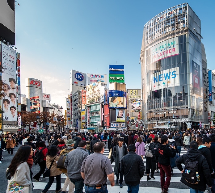 Tokio, Japan, Blick auf die Shibuya-Kreuzung, eine der verkehrsreichsten Kreuzungen in Tokio und auf der ganzen Welt