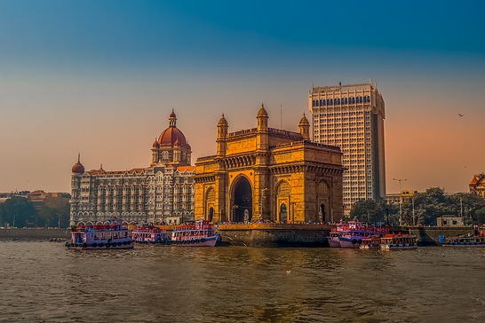 Schönes Gateway of India in der Nähe des Taj Palace Hotels am Hafen von Mumbai mit vielen Anlegestellen am Arabischen Meer in der Nähe des Chhatrapati Shivaji Denkmals