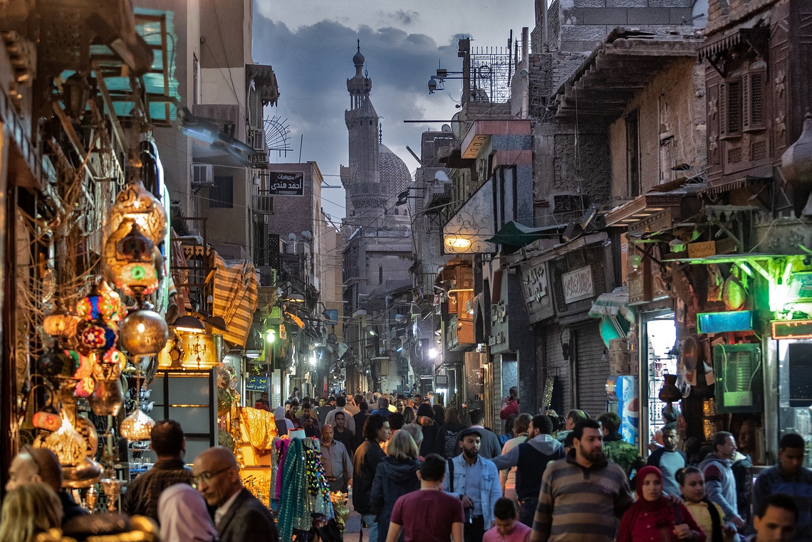 Menschenmassen in einer sehr beliebten Straße in Kairo am späten Nachmittag